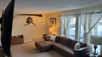 TV, Netflix, layanan streaming, dan kantor