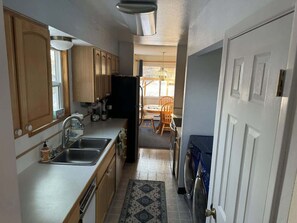 Kylskåp, mikrovågsugn, ugn och spishäll