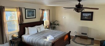 Cheerful 4 bedroom home w/HOT TUB close to Airport