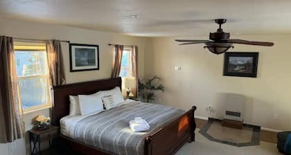 Cheerful 4 bedroom home w/HOT TUB close to Airport