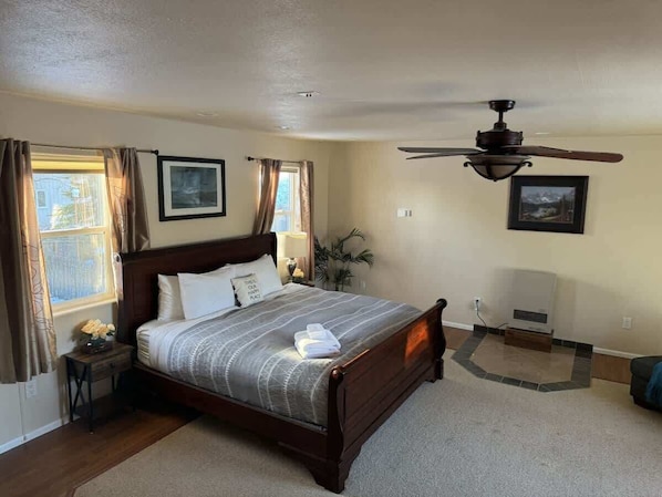 4 bedrooms, desk, iron/ironing board, travel crib