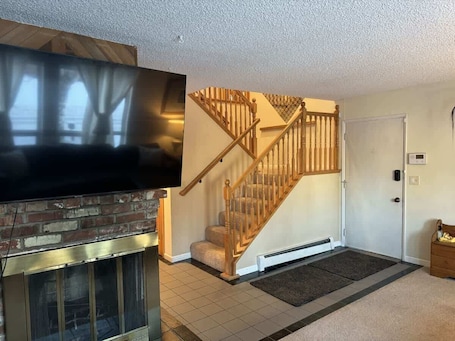 Interior. Cheerful 4 bedroom home with HOT TUB close to Airport