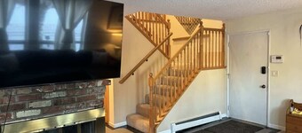 Cheerful 4 bedroom home w/HOT TUB close to Airport