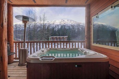 Bain à remous extérieur. 2 Bedroom Mountain View Condo with Private Hottub