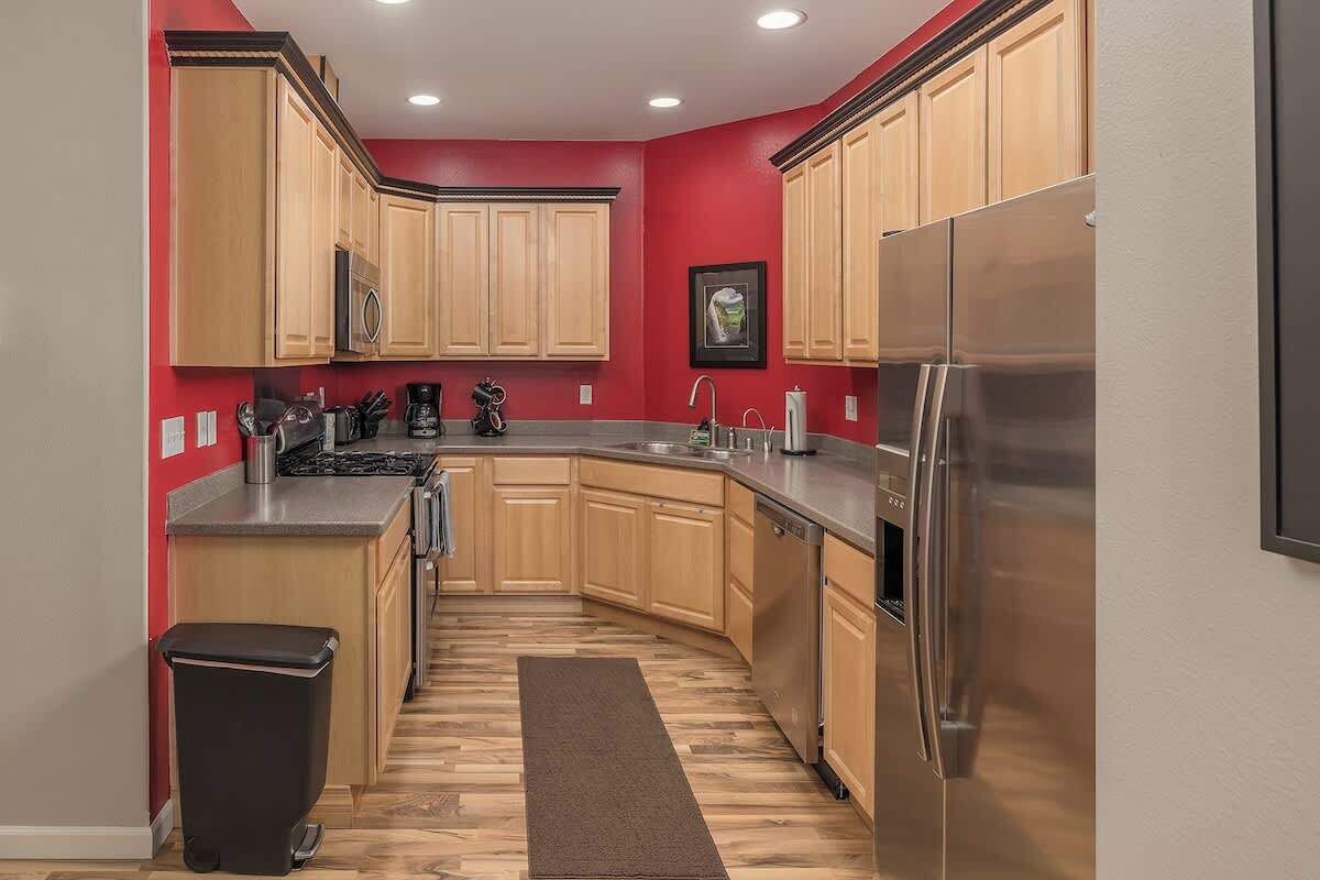 Jääkaappi, mikroaaltouuni, uuni, liesi