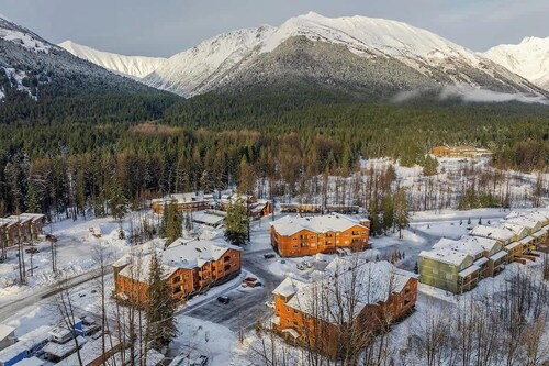 2 Bedroom Condo w/Hottub! In the Heart of Girdwood