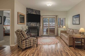 Una televisión, una chimenea, libros, una oficina