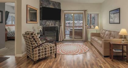 2 Bedroom Condo w/Hottub! In the Heart of Girdwood