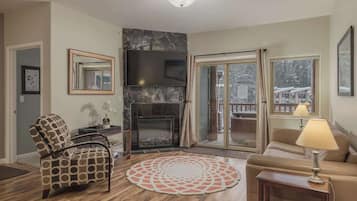 Televisión, chimenea y oficina