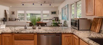 2 Bedroom Modern Condo in Heart of Downtown