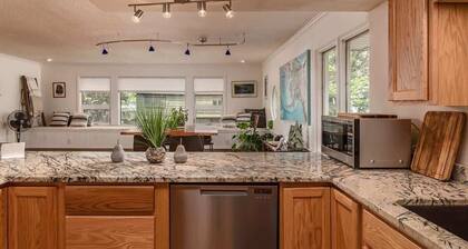 2 Bedroom Modern Condo in Heart of Downtown