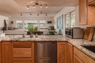 2 Bedroom Modern Condo in Heart of Downtown