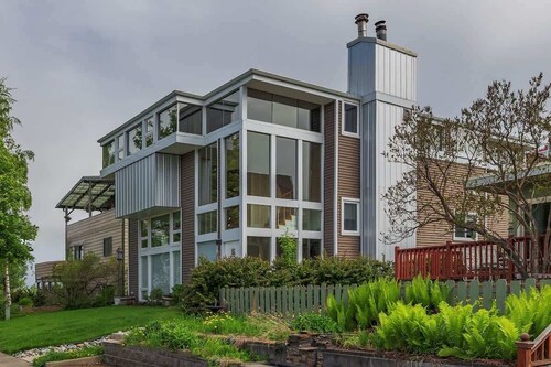 2 Bedroom Modern Condo in Heart of Downtown