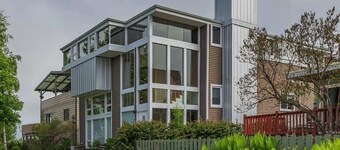 2 Bedroom Modern Condo in Heart of Downtown