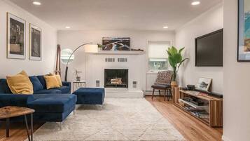 Una televisión, una oficina