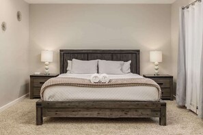 2 slaapkamers, een bureau, een strijkplank/strijkijzer, reisbedje