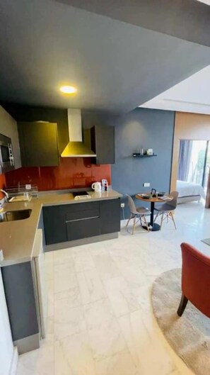 Réfrigérateur, micro-ondes, plaque de cuisson