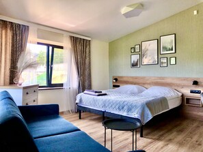 Deluxe-Dreibettzimmer | Betten mit Memory-Foam-Matratzen, Minibar, Schreibtisch