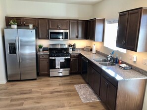 Frigorifero, microonde, forno, piano cottura