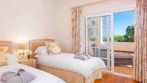 6 bedrooms, travel cot, WiFi, bed sheets