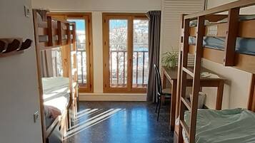 Rideaux occultants, chambres insonorisées, Wi-Fi gratuit, draps fournis