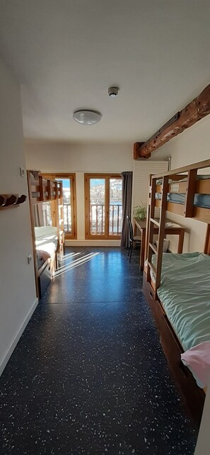 Cortinas blackout, quartos à prova de som, Wi-Fi de cortesia
