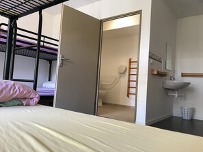 Cortinas blackout, insonorización, wifi gratis y ropa de cama
