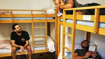 Vierpersoonskamer | Verduisterende gordijnen, geluiddichte muren, gratis wifi, beddengoed