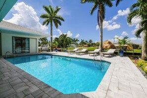 Piscina all'aperto, una piscina riscaldata