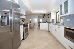 Frigorifero, microonde, forno, piano cottura