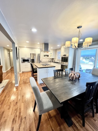 Cozy & Stylish Home near Lake Loveland