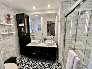 Shower, hair dryer, towels, soap - Cozy & Stylish Home near Lake Loveland (Loveland)