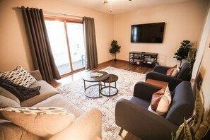 TV - Charming and Historic 5BR Near DT, Irvine Park and Cathedral Hill (Saint Paul)