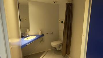 Bồn tắm và buồng tắm vòi sen riêng