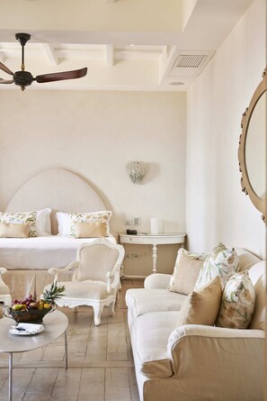 JUNIOR SUITE PREMIUM VISTA MARE | Living area | 50-inch Smart TV with satellite channels, TV - Palazzo Vecchio Taormina (Taormina)