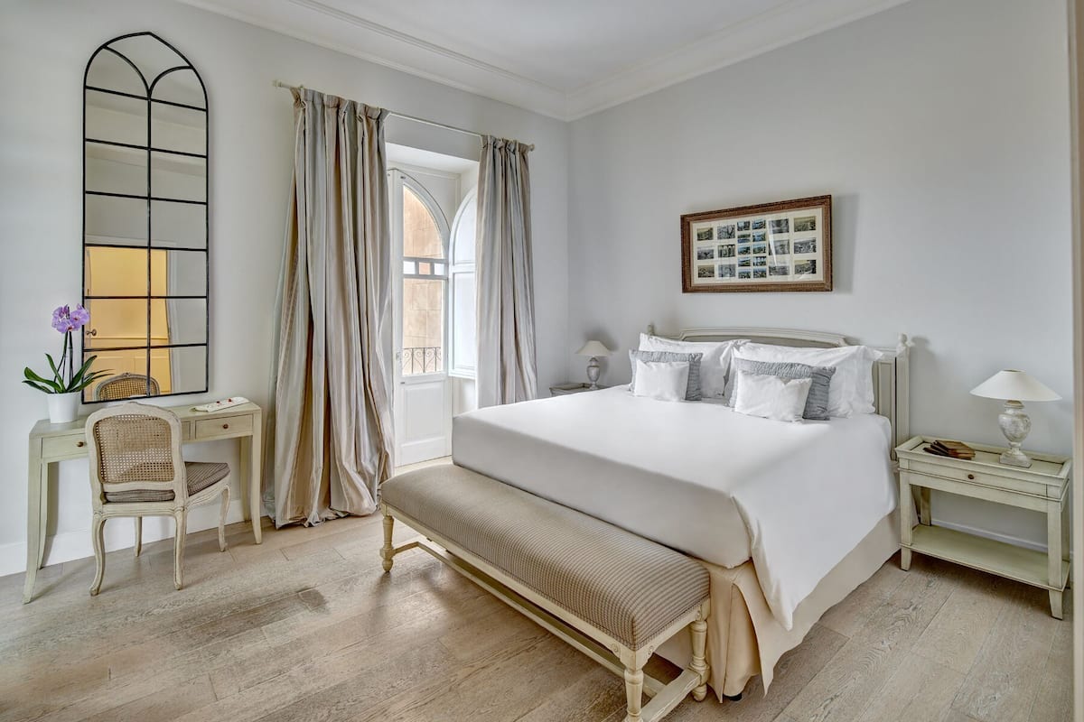 Deluxe Room | Peralatan tempat tidur premium, tilam berlapik, bar mini