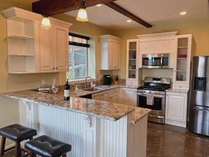 冷蔵庫、電子レンジ、オーブン、コンロ