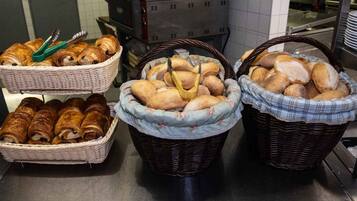 Kontinental frukost varje dag mot avgift