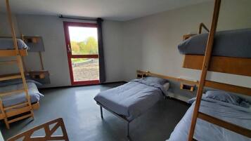 MörklÀggningsgardiner, strykjÀrn/strykbrÀda, gratis wi-fi och sÀngklÀder