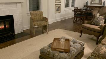 智能電視、壁爐、書籍