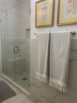 Ducha, secador de pelo, toallas, jabón