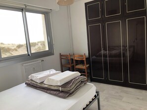 2 bedrooms, travel crib, free WiFi