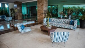 A spacious lobby with a sofa, lounge chairs, and a coffee table. - 1ME-6 APARTAMENTO FRENTE AL MAR CON WIFI (Cartagena)