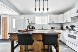 Fridge, microwave, oven, stovetop - Chalet with waterfront, Spa and magnificent view of a regional park (Chertsey)