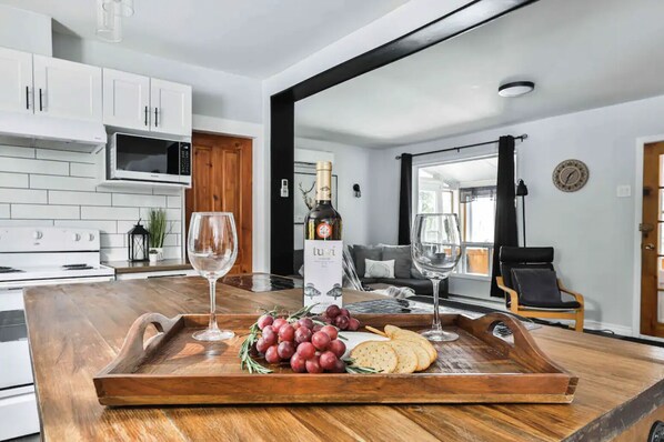 Fridge, microwave, oven, stovetop - Chalet with waterfront, Spa and magnificent view of a regional park (Chertsey)