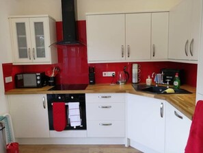 Fridge, microwave, oven, electric kettle - 'Bramble Cottage' bungalow with optional hot tub and shared EV charger. (BUDE)