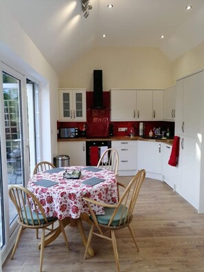 Fridge, microwave, oven, electric kettle - 'Bramble Cottage' bungalow with optional hot tub and shared EV charger. (BUDE)