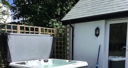 'Bramble Cottage' bungalow with optional hot tub and shared EV charger.
