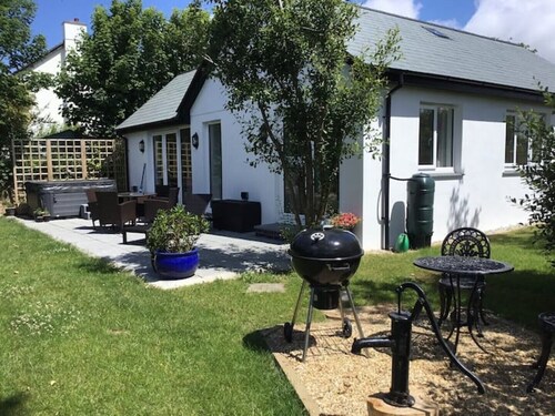 'Bramble Cottage' bungalow with optional hot tub and shared EV charger.