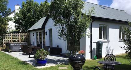 'Bramble Cottage' bungalow with optional hot tub and shared EV charger.